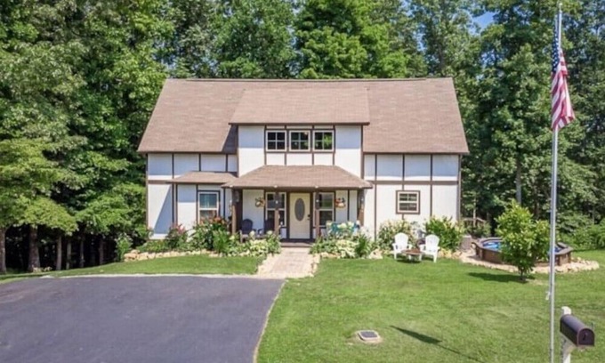 Gateway Casa | Center Hill Lake - 4 Bedroom, 2 Bath, Pool, Bonus Rm & Deck - 1 Hr to Nashville
