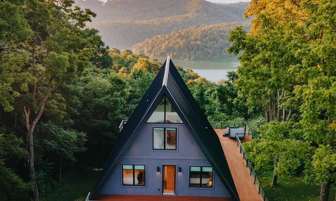 Smithville Casa | Center Hill Lake A-Frame - Lake View & Hot Tub