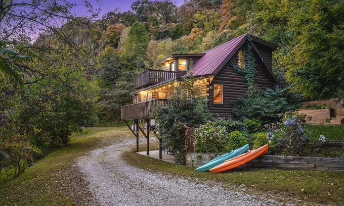 Baxter Casa | Center Hill Lake Cabin w/ Deck & Fire Pit