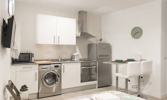Barrio de La Latina Apartamento | ESTUDIO EN EL METRO LA LATINA & PARKING GRATIS TAMAÑO GRANDE