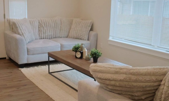 Vancouver Casa | Center of Downtown Luxury Modern Home W/ Game Room