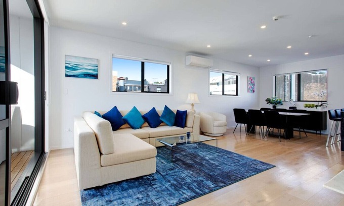 Epsom Casa | Central Modern Duplex Home near Cornwall Park