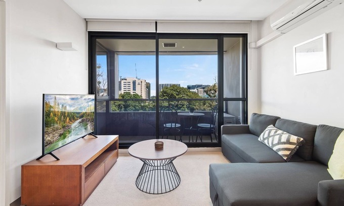 Carlton South Apartamento | Central 1-Bed Apartment with Secure Parking