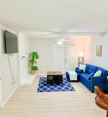 Addison Apartamento | Central 1BR Retreat by Hospital and tollway