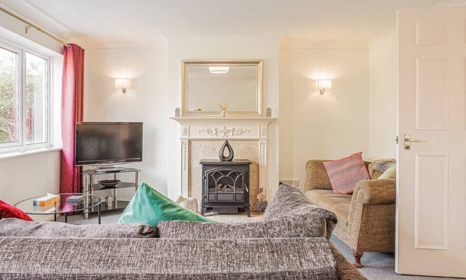 Cheltenham Casa | Central 2 Bed House with Garden and Free Parking