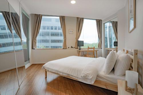 Canberra City Centre Apartamento | Central 2-Bed with Gym and Secure Parking