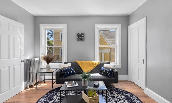 Blackstone Apartamento | Central 2BR East Side, Brown, Dining, Hospital