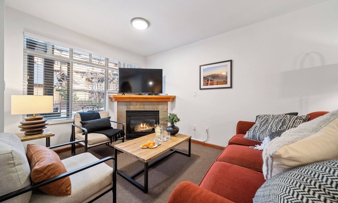 Whistler Cay Heights Casa | Central 2BR w/ Pool, Hot Tub, BBQ & Free Parking