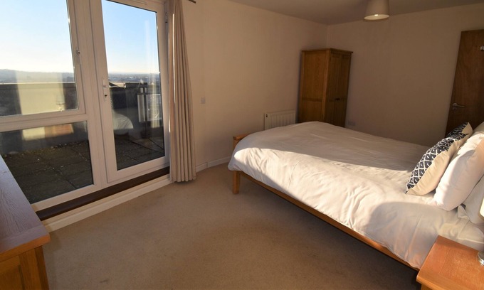 Northampton Apartamento | Central 3 Bedroom Apartment with Parking & Balcony
