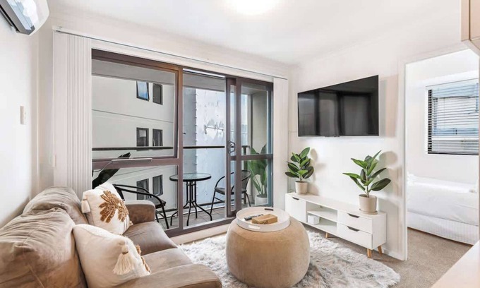 Grafton Apartamento | Central 3BR w Balcony, Full Kitchen & Amenities