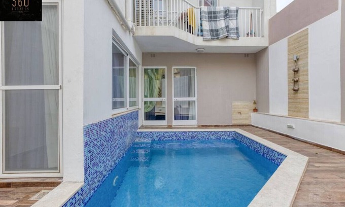 Tal-Ibrag Apartamento | Central 4BR, massive APT with private POOL & BBQ