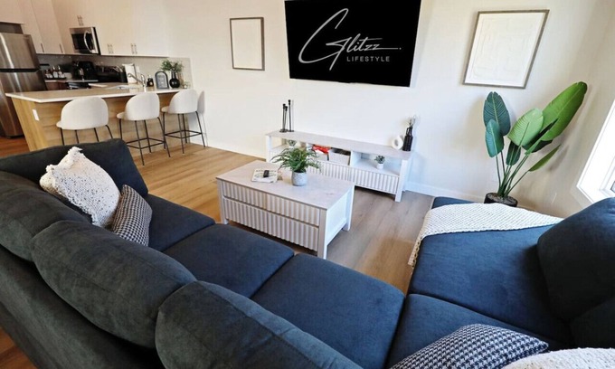 North Central Edmonton Casa | Central 5 Bedroom |A/C|Rogers|Commonwealth|EXPO
