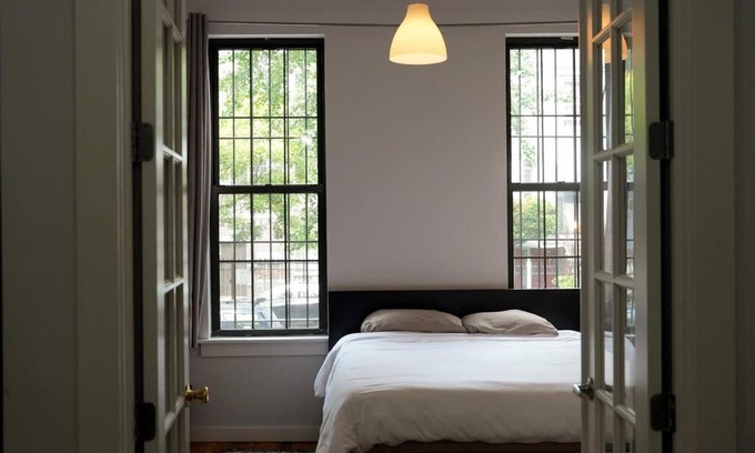 Bushwick Apartamento | Central 5BR Duplex w/ Patio for 14 guests