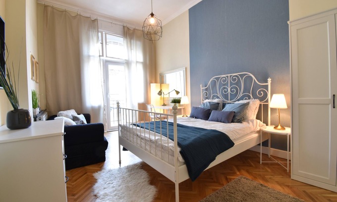 Losonci negyed Casa | Central de 6 dormitorios / 5 baños con balcones