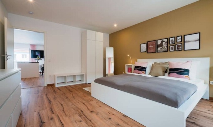 Saarbruecken Apartamento | Central 80 sqm city apartment (No. 6) for 4 pers.