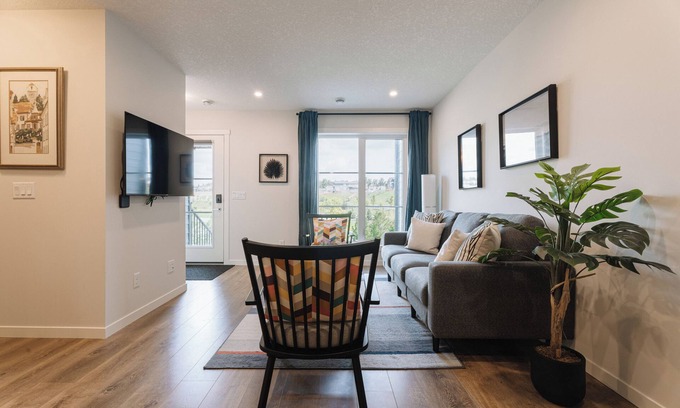 Northwest Calgary Casa | Central AC| Close Banff | Pond View |Rooftop Balcony