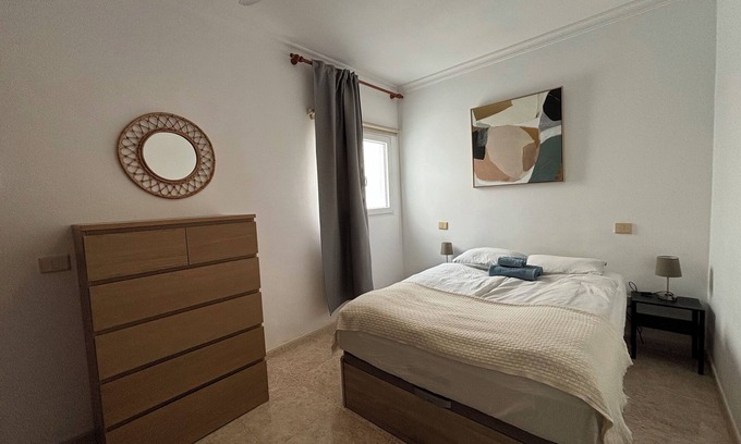 Playa de Arinaga Apartamento | Central apartment 3 minutes walk to beach promenade, restaurants, cafés