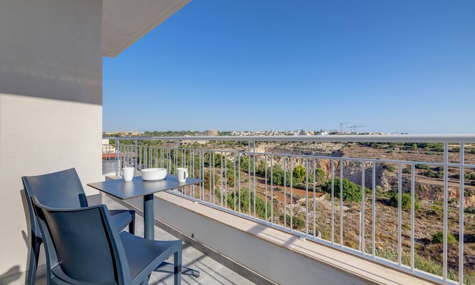 San Gwann Apartamento | Central Apartment with Valley Views