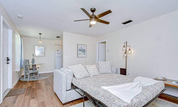 Pinellas Park Apartamento | Central Apt: Heated Pool, W/D on Site