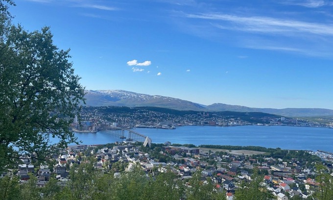 Tromso Apartamento | Central Arctic Apartment - 4 Bedrooms and parking