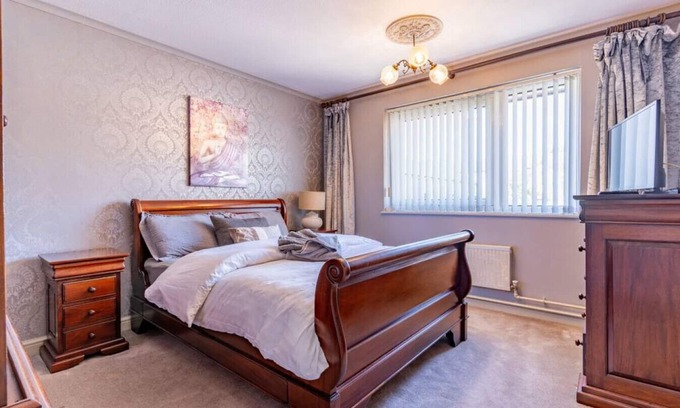 Nottingham Casa | Central Aster House 3 Bedrooms Parking