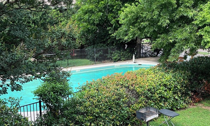 North University Apartamento | Central Austin Apartment with Pool + Balcony. Pet-friendly! Family friendly!