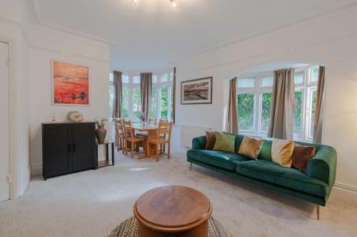 Banbury Casa | Central Banbury Stay Comfy and Spacious for groups 9 sleeps