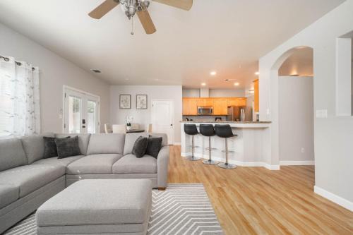 River Oaks Casa | Central Bliss near parks & shops