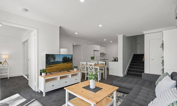 Canberra City Centre Apartamento | Central Braddon Retreat with Balcony & Pool Access