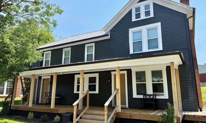 Broadway Casa | Central Broadway Stay across from the Park & Creek - Shenandoah Valley Treasure!