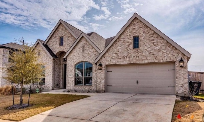 San Marcos Casa | Central City Retreat - Dedicated Office w/ Amenity Center w/ 2 Pools & Gym.