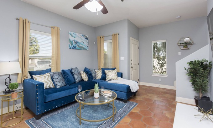 McAllen Condominio | Central Condo! Perfect location for shopping + dining w/ pool on site.