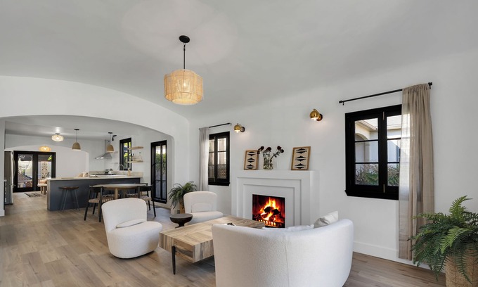 Beverly Grove Cabaña | Central Cottage with Court Yard and Guest House