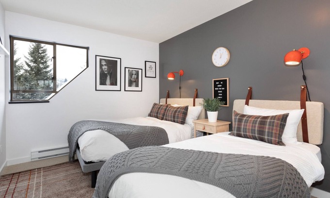 Whistler Cay Heights Casa | 3Br T-house: PrivateHotTub, almacenamiento seguro de bicicletas, estacionamiento gratuito