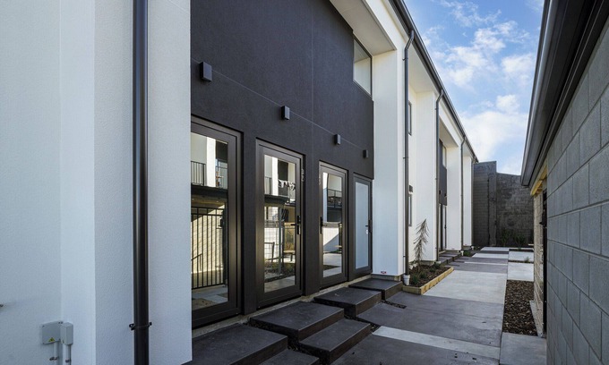 Christchurch City Centre Cabaña | Central Crossing - Christchurch Holiday Home