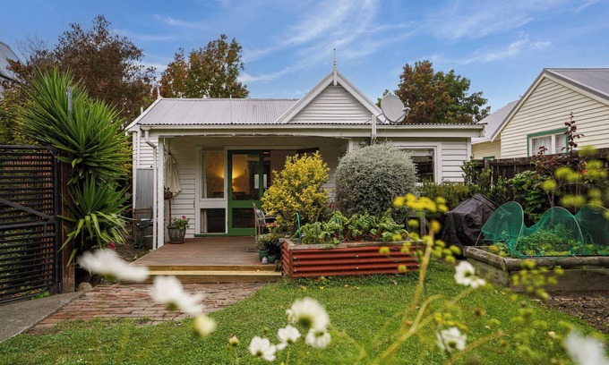 Linwood Casa | Central Cutie - Christchurch City Cottage