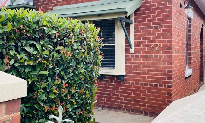 Wagga Wagga Casa | Central Elegance: Adjacent to the Main Street