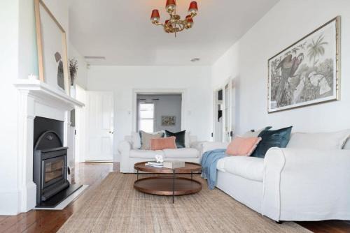 Launceston CBD Casa | Central Elegance: Cottage Gem with Parking