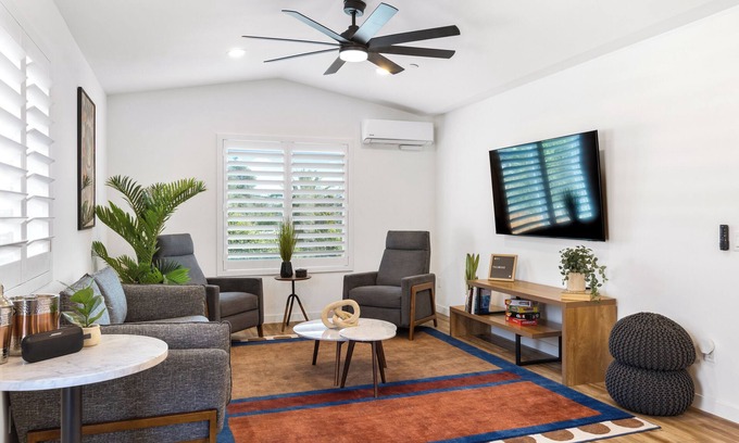 Central Escondido Condominio | Central Escondido 1BR/1BR with King Bed & W/D in Unit