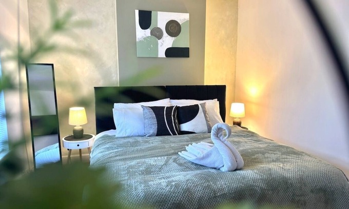 Northampton Casa | Central Luxe 4BR House|FreeParking| 5 TVs |Sleep10