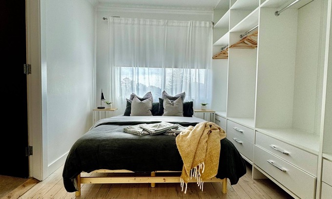 Haberfield Apartamento | Central Haberfield Village 5* eateries. Pet/family friendly. Free park.