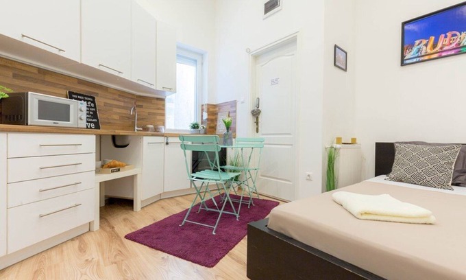 Inner City Budapest Apartamento | Central Homy Studio for Couples
