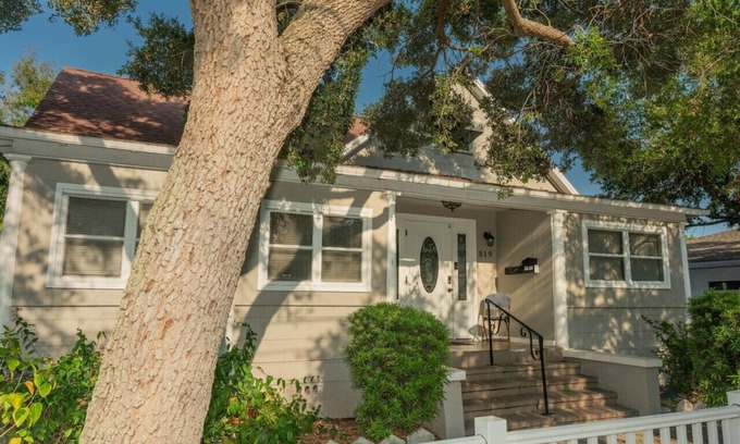 Historic Uptown Casa | Central in DWTN St Pete 5 BR with Parking!