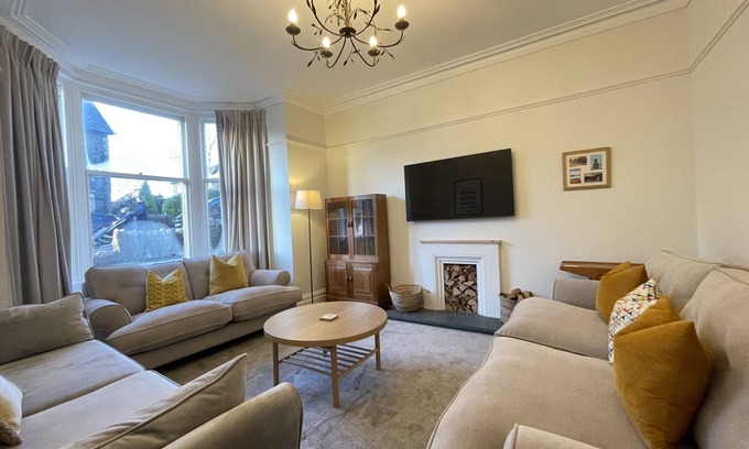 Keswick Apartamento | Central Keswick home sleeping 10 guests