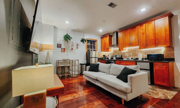 Gayborhood Apartamento | Central/King Bed/4 En-Suite Bathrooms/65" TV