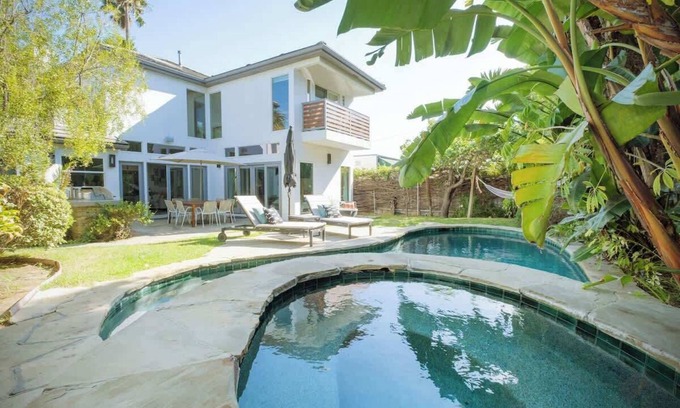 Los Angeles Casa | Central LA Luxe w/ Resort Style Pool & HotTub