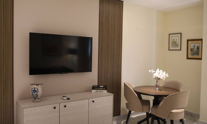 Lahore Apartamento | Central Lahore 2 Bed Apartment with Roof Access, Gym
