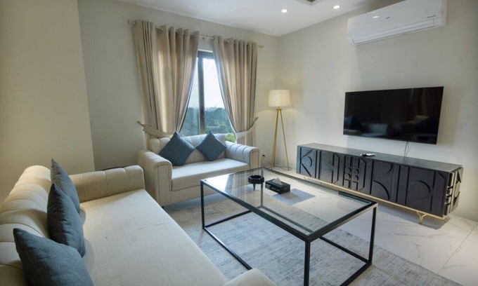 Lahore Apartamento | Central Lahore 3-bedroom Apartment with Private Balconies and City Views