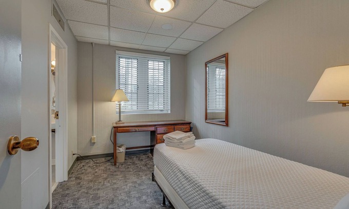 Music Row Hotel | Central Location Renovated Dorm Suite - Music Row!