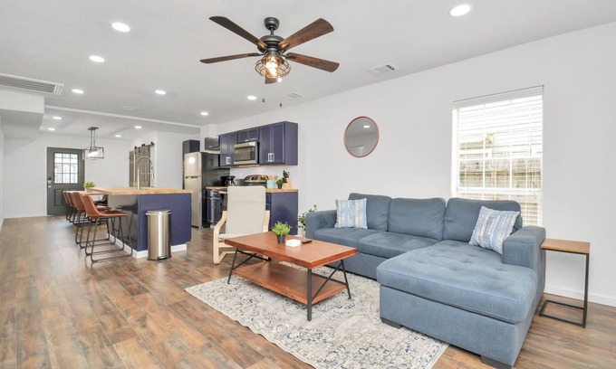MacGregor Casa | Central Luxe Retreat - Sleeps 8 - Free Parking